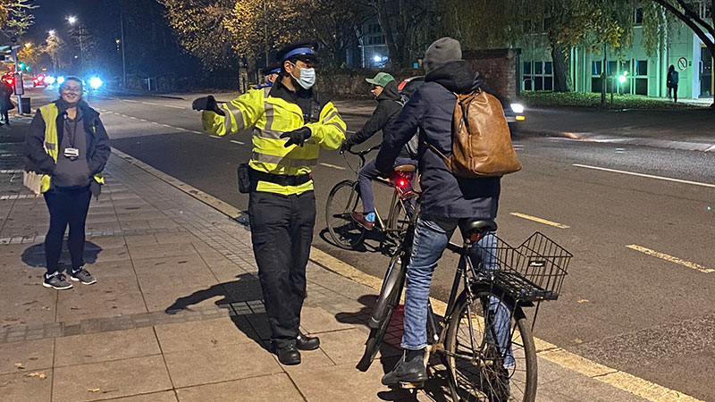 Police advising cyclists about lights